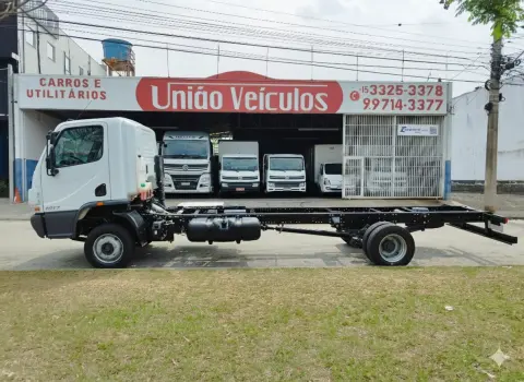 Mercedes-Benz Accelo 1017 + Carroceria - Chassi 2 portas