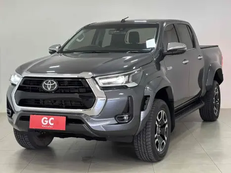 Toyota HILUX 2.8 D-4D TURBO DIESEL CD SRX PLUS 4X4 AUTOMÁTICO 4 portas